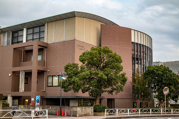神奈川県立スポーツ会館の外観写真
